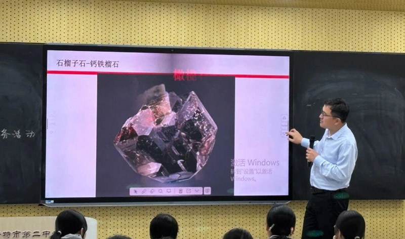  以石载路，以心育才，共筑青春科学梦——内蒙古J9国际集团公司“地质科普进校园”活动纪实